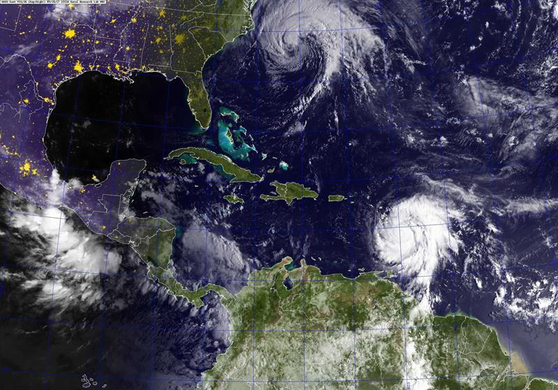 Alertan de “vientos destructivos” e inundaciones por paso de huracán María