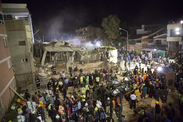 Voluntarios y socorristas ayudan en las tareas de rescate en la escuela Enrique Rébsamen en Ciudad de México (AP)