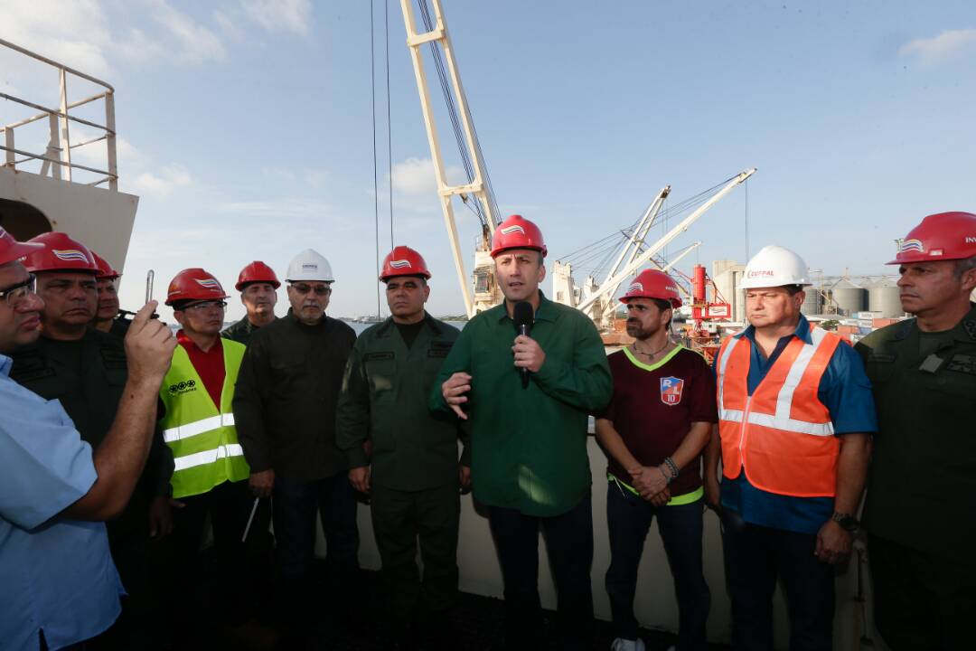 Vicepresidente, ministros, jefes de Corpovex y Zodi y un “fenómeno” para recibir barco ruso con trigo