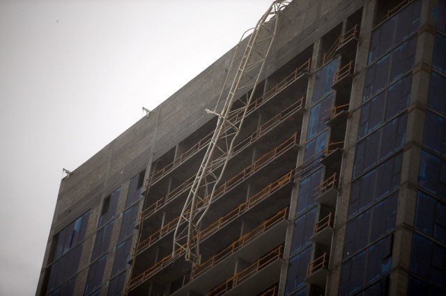 A collapsed construction crane is seen in Downtown Miami as Hurricane Irma arrives at south Florida, September 10, 2017. REUTERS/Carlos Barria