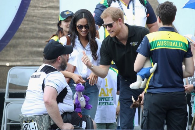 TORONTO, ON - SEPTEMBER 25: Meghan Markle and Prince Harry speak with a member of the public as she attends a Wheelchair Tennis match during the Invictus Games 2017 at Nathan Philips Square on September 25, 2017 in Toronto, Canada   Chris Jackson/Getty Images for the Invictus Games Foundation /AFP