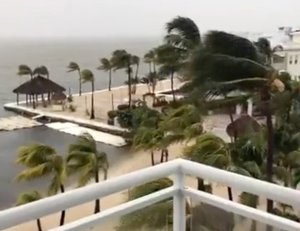 El fortalecido huracán Irma impacta en los Cayos de Florida