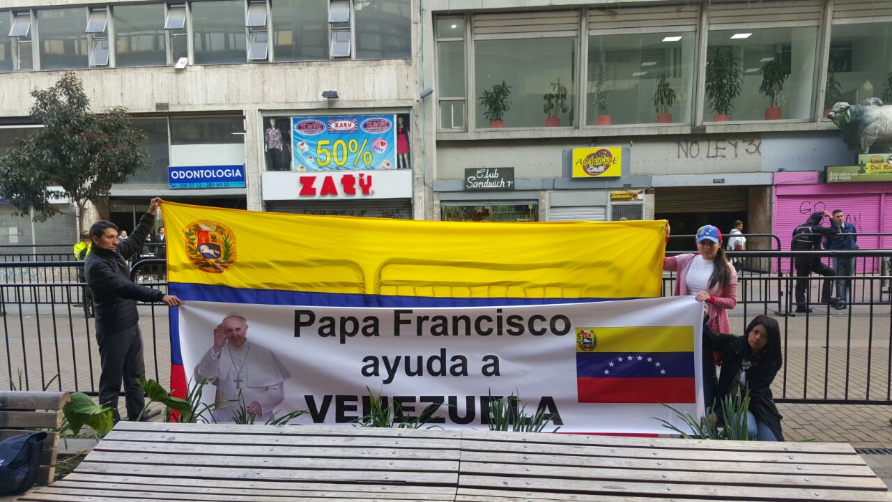 Venezolanos en Bogotá piden ayuda al papa Francisco (FOTO)