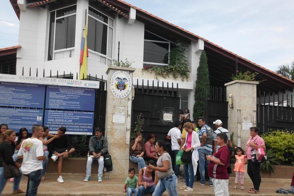 Se estima que entre 450 y 500 ciudadanos venezolanos con opción a obtener la nacionalidad colombiana, acudieron a la sede consular (Foto/JGH)
