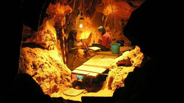 Excavación en la cueva de El Sidrón (Asturias) (MNCN-CSIC)