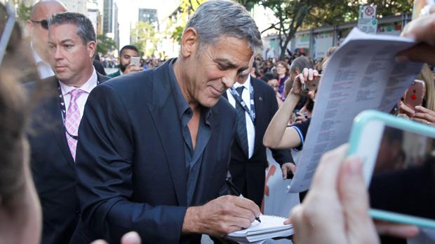 George Clooney firmando autógrafos durante el Festival de Cine de Toronto - ABC