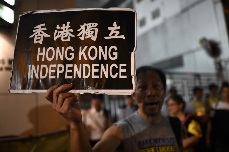 Miles de hongkoneses piden más democracia en el día nacional de China