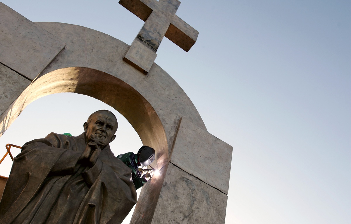 1200x768_statue-jean-paul-ii-installee-depuis-2006-place-publique-ploermel-morbihan