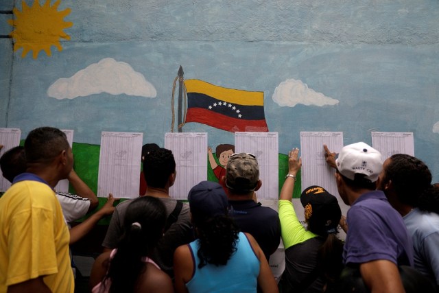 Listas de verificación de ciudadanos venezolanos en una mesa de votación durante una elección nacional para nuevos gobernadores en Caracas, Venezuela, 15 de octubre de 2017. REUTERS / Ricardo Moraes