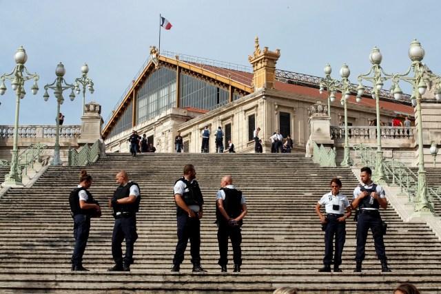 La policía asegura el área fuera de la estación de tren de Saint-Charles después de que soldados franceses dispararon y mataron a un hombre después de apuñalar a dos mujeres hasta la muerte en la estación principal de Marsella, Francia, el 1 de octubre de 2017. REUTERS / Jean-Paul Pelissier