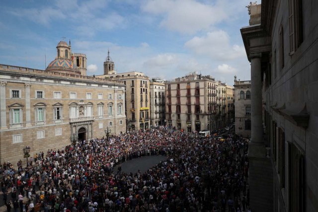 Catalan President Carles Puigdemont and other regional government members stand with people in Plaza Sant Jaume as they join a protest called by pro-independence groups for citizens to gather at noon in front of city halls throughout Catalonia, in Barcelona, Spain October 2, 2017. REUTERS/Albert Gea