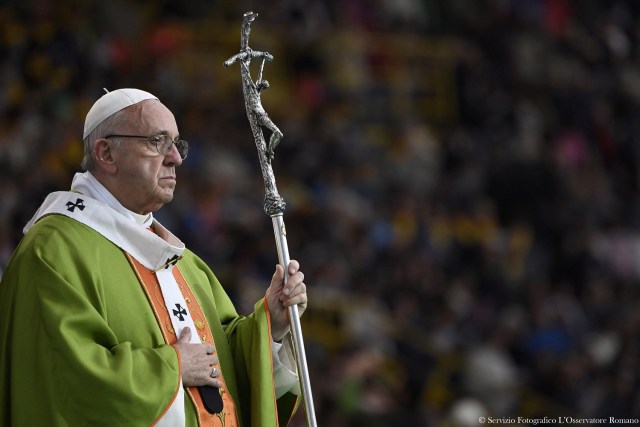 El Papa Francisco celebra una misa en el estadio Renato Dall'Ara durante una visita pastoral a Bolonia, Italia. 1 octubre 2017. Osservatore Romano/Handout via Reuters