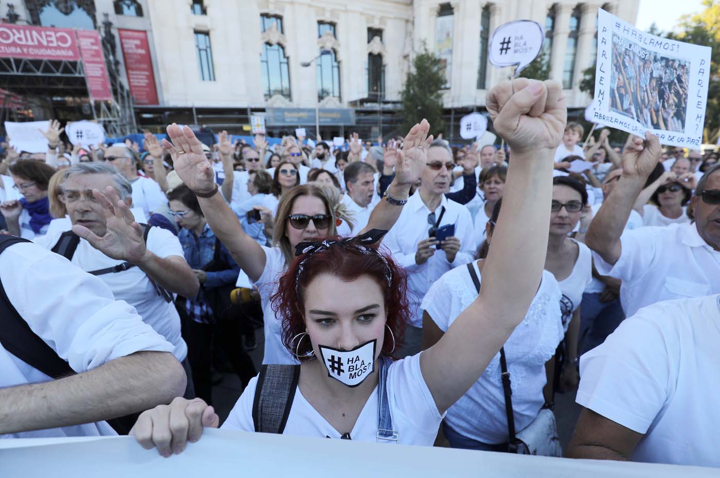 España sale a las calles para pedir diálogo y unidad ante la crisis catalana (fotos)