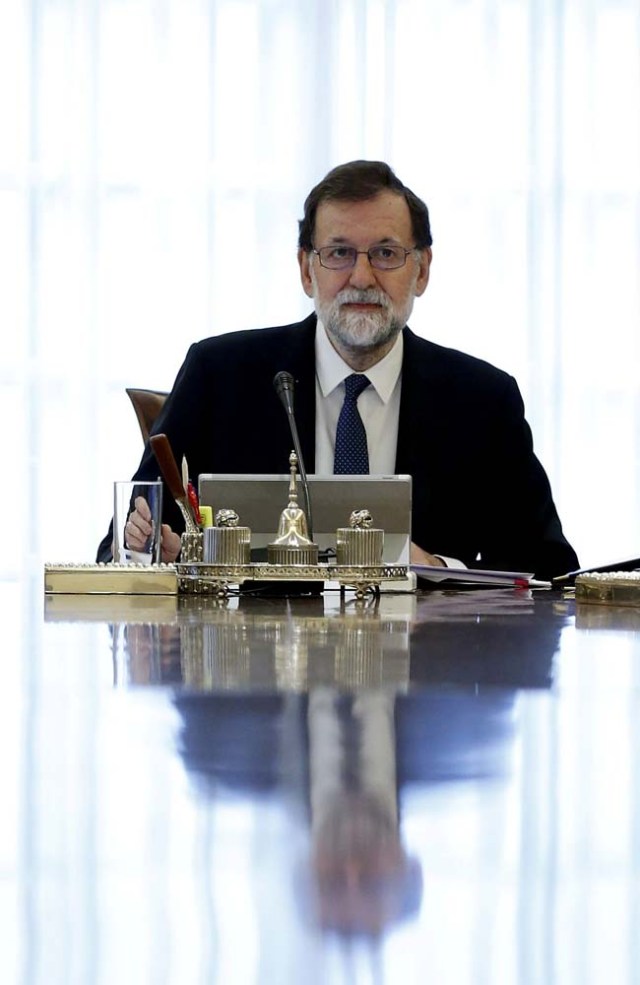 Spain's Prime Minister Mariano Rajoy heads a special cabinet meeting at the Moncloa Palace in Madrid, Spain, October 21, 2017. REUTERS/Juan Carlos Hidalgo/Pool