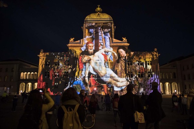 BER01. BERNA (SUIZA), 12/10/2017.- El espectáculo de luces 'Rendez-vous Bundesplatz' proyecta nuevas imágenes en la fachada de la casa parlamentaria federal suiza en Berna, Suiza, hoy, jueves 12 de octubre de 2017. Bajo el lema 'RESET', el espectáculo de luces se celebrará todas las noches en la plaza federal hasta el 25 de octubre. EFE/ANTHONY ANEX