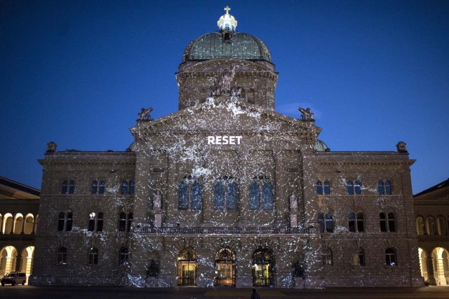 BER01. BERNA (SUIZA), 12/10/2017.- El espectáculo de luces 'Rendez-vous Bundesplatz' proyecta nuevas imágenes en la fachada de la casa parlamentaria federal suiza en Berna, Suiza, hoy, jueves 12 de octubre de 2017. Bajo el lema 'RESET', el espectáculo de luces se celebrará todas las noches en la plaza federal hasta el 25 de octubre. EFE/ANTHONY ANEX