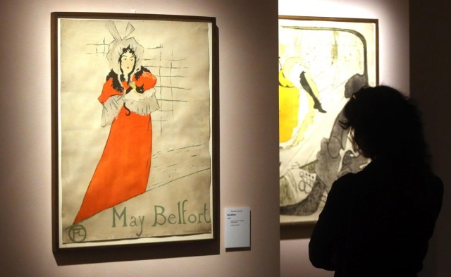 EPA451. MILÁN (ITALIA), 16/10/2017.- Una visitante observa la obra 'May Belfort' (1825) del artista francés Henri de Toulous-Lautrec, como parte de la exposición 'Toulouse- Lautrec. El mundo fugaz' en el Palazzo Reale de Milán (Italia) hoy, 16 de octubre de 2017. La exposición estará disponible al público del 17 de octubre de 2017 al 18 de febrero de 2018. EFE/ Matteo Bazzi