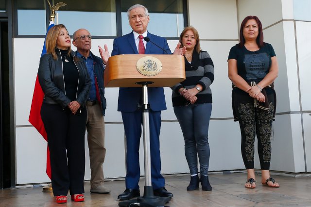  El ministro de Relaciones Exteriores de Chile, Heraldo Muñoz (c), habla durante la recepción de cuatro de los cinco magistrados venezolanos que pidieron asilo en chile hoy, jueves 19 de octubre de 2017, en el Aeropuerto Internacional de Santiago (Chile). Se trata de Beatriz Ruiz Marín (d), Zuleima Del Valle González (2d), Elenis Rodríguez Martínez (i) y José Fernando Núñez Sifontes (2i), mientras el quinto, Luis Manuel Marcano Salazar, tuvo un problema logístico y no logró llegar a su vuelo, por lo que viajará en las próximas horas a Chile, explicó el canciller Muñoz. EFE/Esteban Garay