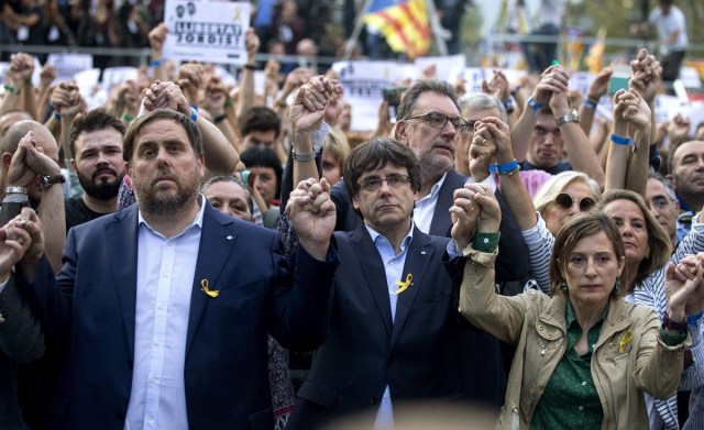 El presidente de la Generalitat, Carles Puigdemont (c); el vicepresidente Oriol Junqueras (i) y la presidenta del Parlament, Carme Forcadell, durante la manifestación convocada por la Mesa por la Democracia para pedir la libertad de Jordi Sànchez y Jordi Cuixart, después que el Gobierno haya anunciado que propondrá al Senado su destitución y la de todos los consellers. EFE/Quique García