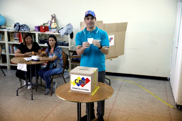 El líder opositor venezolano Henrique Capriles arroja su voto en una mesa de votación durante las elecciones nacionales para nuevos gobernadores en Caracas, Venezuela, 15 de octubre de 2017. REUTERS / Carlos Garcia Rawlins