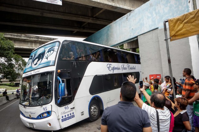 ACOMPAÑA CRÓNICA: VENEZUELA CRISIS - CAR02. CARACAS (VENEZUELA), 05/10/2018.- Fotografía del 29 de septiembre de 2017, que muestra un grupo de personas a bordo uno de los autobuses en Caracas (Venezuela) con destino a diferentes países suramericanos. La reducción de oferta y el alto costo de boletos aéreos internacionales han obligado a muchos venezolanos a migrar por vía terrestre a diferentes países de Suramérica en búsqueda de alimentos, salud, seguridad y un "futuro", un viaje que puede tomar entre día y medio y once días, dependiendo qué tan al sur quieran llegar. EFE/Cristian Hernández