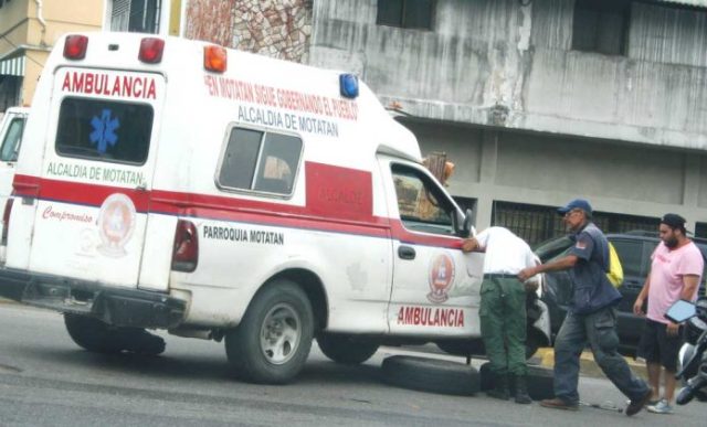 Ambulancias presentan fallas en cauchos, aire acondicionado y bomba de oxígeno. Foto: Edgar Alviso