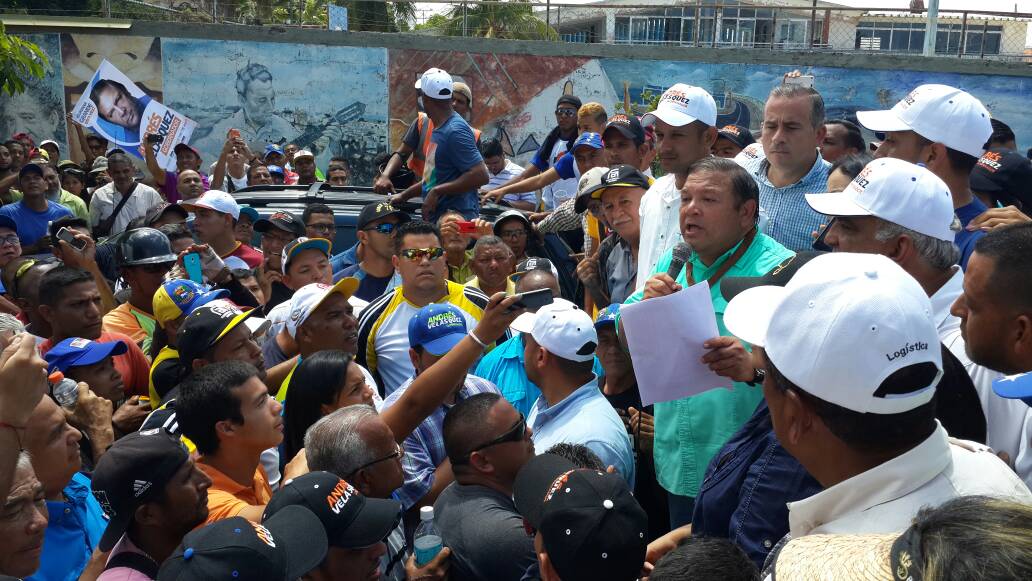 Guayaneses siguen acompañando a Andrés Velásquez: Así están los alrededores de la junta regional del CNE (FOTO)
