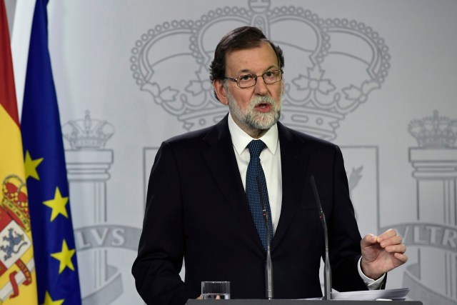 Spanish Prime Minister Mariano Rajoy speaks during a press conference at La Moncloa palace in Madrid on October 1, 2017. Spanish riot police firing rubber bullets forced their way into activist-held polling stations in Catalonia today as thousands turned out to vote in an independence referendum banned by Madrid. At least 92 people were confirmed injured in clashes out of a total of 465 who went to hospital, emergency services said, as police cracked down on a vote the Spanish central government branded a "farce".  / AFP PHOTO / JAVIER SORIANO