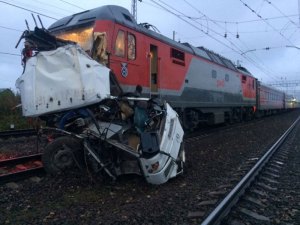 Al menos 19 muertos al ser arrollado un autobús por un tren en Rusia