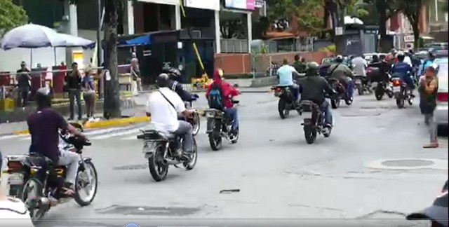 Colectivos amedrentan a electores en Chacao este #15Oct (Foto y video: Cortesía)