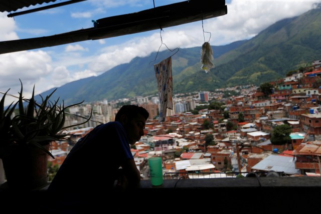 Víctor Córdova mira afuera de su casa en la favela de Petare en Caracas, Venezuela, 21 de agosto de 2017. Foto tomada el 21 de agosto de 2017. Para coincidir con la característica VENEZUELA-NIÑOS / REUTERS / Andres Martínez Casares