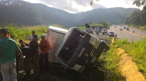 Reportan el volcamiento de un camión en la bajada de Tazón