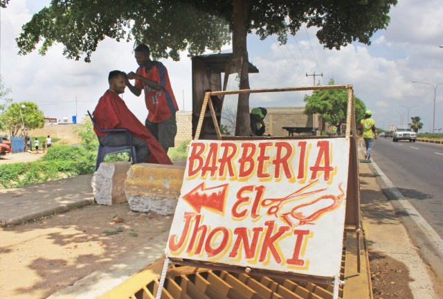 Barbería El Jhonki funciona en la calle // Foto Panorama