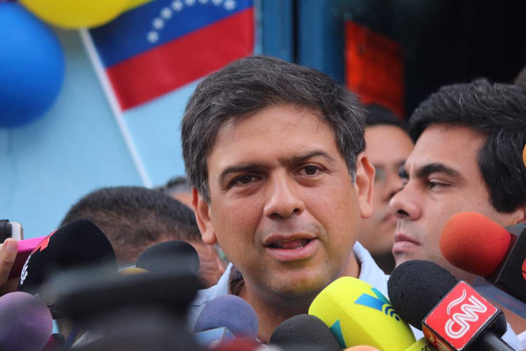 Carlos Ocariz denuncia retrasos en instalación de mesas electorales en municipios Sucre y Chacao