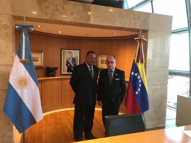 El Canciller Argentino Jorge Furié conversa con el diputado Oscar Ronderos 