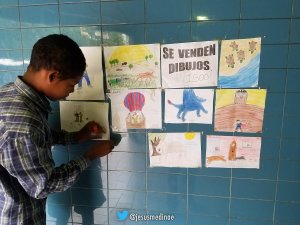 Niño vende dibujos en el metro de Caracas para poder comer (Fotos y Video)