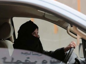 Una saudí multada por conducir (video)