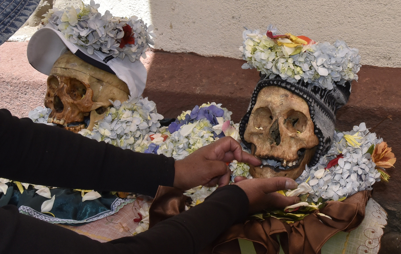 Bolivianos se congregaron para rendir culto a los “cráneos milagrosos” (+fotos +¿qué es eso?)