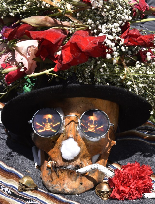 Picture of a "natita" (snub-nosed) human skull taken at the Central Cemetery of La Paz during the annual traditional ritual on November 8, 2017. The "natitas" are meant to protect their owners, who keep them at home all year long and bring them to the cemetery chapels every November 8 to perform rituals which end up in a traditional party. / AFP PHOTO / Aizar RALDES