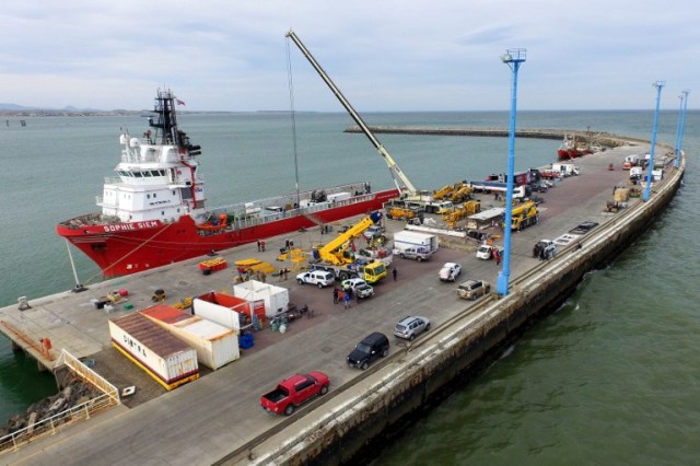 Vista del buque Sophie Siem atracado en el puerto de Comodoro Rivadavia en Chubut, Argentina el 24 de noviembre de 2017, donde el vehículo de rescate de buceo de la Marina de los EE. UU., El Módulo de Rescate Presurizado (PRM), se movilizó para apoyar los esfuerzos de búsqueda y rescate del gobierno argentino se instalará el submarino ARA San Juan. La armada argentina confirmó el jueves que se escuchó un ruido inusual en el océano cerca de la última posición conocida de un submarino que parecía ser una explosión, desvaneciendo las últimas esperanzas de encontrar el buque y sus 44 tripulantes. / AFP PHOTO / TELAM / Maxi JONAS / Argentina FUERA