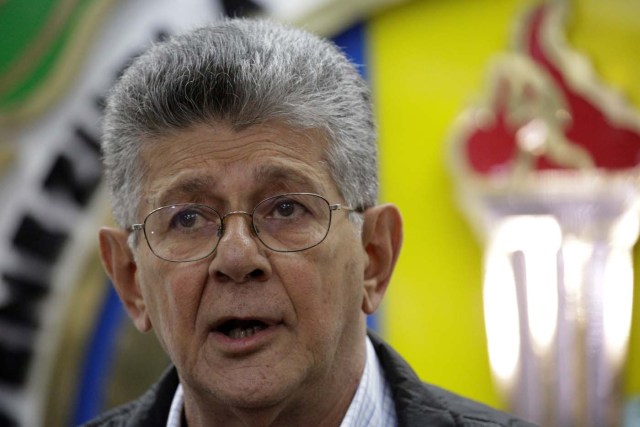 Henry Ramos Allup, lawmaker of the Venezuelan coalition of opposition parties (MUD) talks to the media during a news conference in Caracas, Venezuela, October 24, 2017. REUTERS/Marco Bello