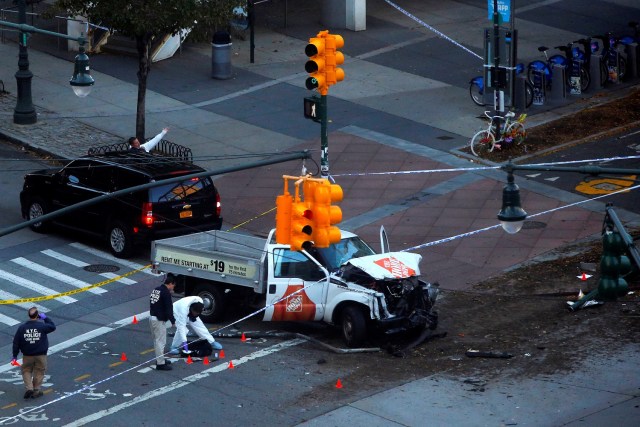 Policías investigan un vehículo usado en un atropello múltiple en Manhattan, Nueva York., EEUU, 31 de octubre de 2017. REUTERS / Andrew Kelly