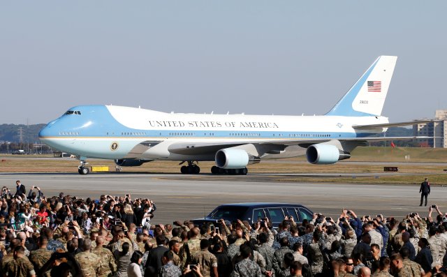Donald Trump, a bordo del Air Force One, aterriza en la  base aérea estadounidense de Yokota, a las afueras de Tokio, Japón. REUTERS/Toru Hanai