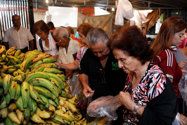 People shop at a vegetable street market in Caracas, Venezuela November 13, 2017. REUTERS/Marco Bello