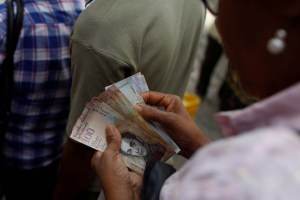 Depreciación del bolívar hunde el salario mínimo de Venezuela a dos dólares