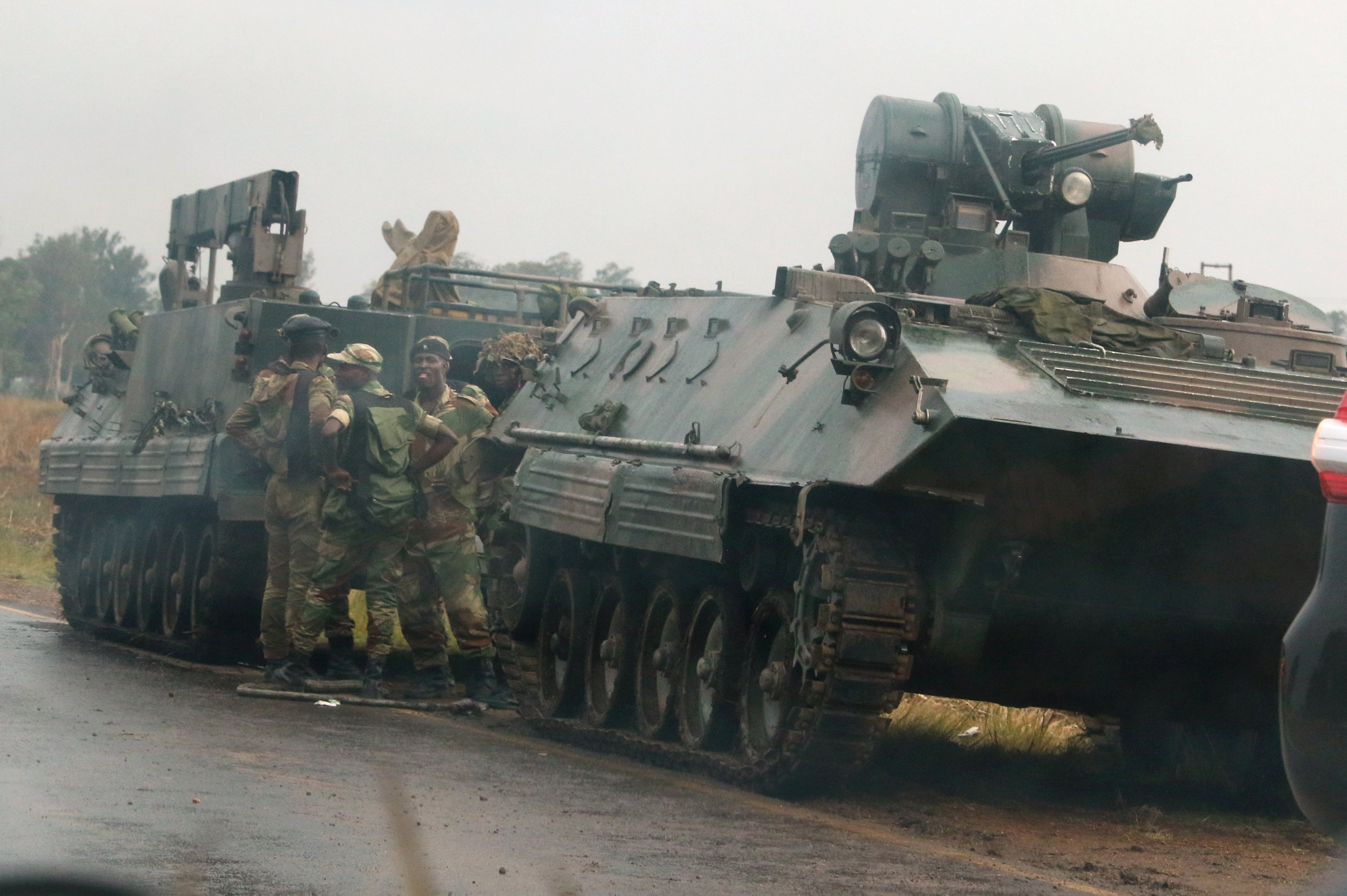 Militares detienen a tres ministros del Gobierno de Zimbabue