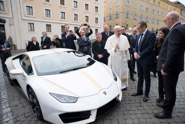 Pope Francis receives a Lamborghini Huracan prior to his Wednesday general audience in Saint Peter's square at the Vatican, November 15, 2017. Osservatore Romano/Handout via Reuters ATTENTION EDITORS - THIS IMAGE WAS PROVIDED BY A THIRD PARTY. NO RESALES.