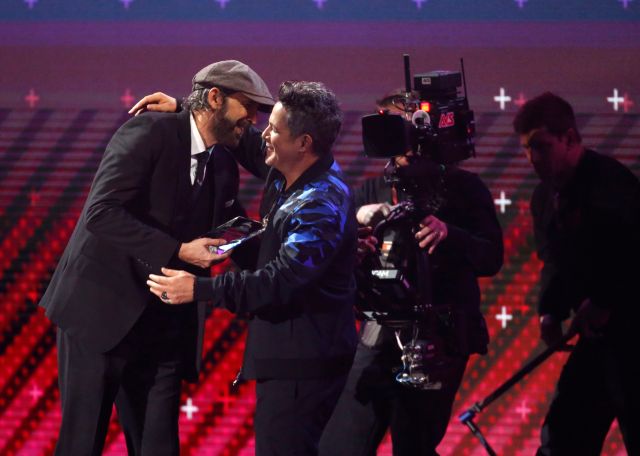 18 ° Latin Grammy Awards - Show - Las Vegas, Nevada, Estados Unidos, 16/11/2017 - Juan Luis Guerra felicita a la Persona del Año Alejandro Sanz (R). REUTERS / Mario Anzuoni