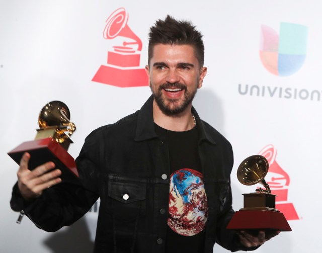 18 ° Latin Grammy Awards - Foto Room - Las Vegas, Nevada, Estados Unidos, 16/11/2017 - Juanes posa con los premios al Mejor Álbum Pop / Rock por "Planes Son Amarte" y al Mejor Álbum Diseñado por "Mis Planes Son Amarte". REUTERS / Steve Marcus