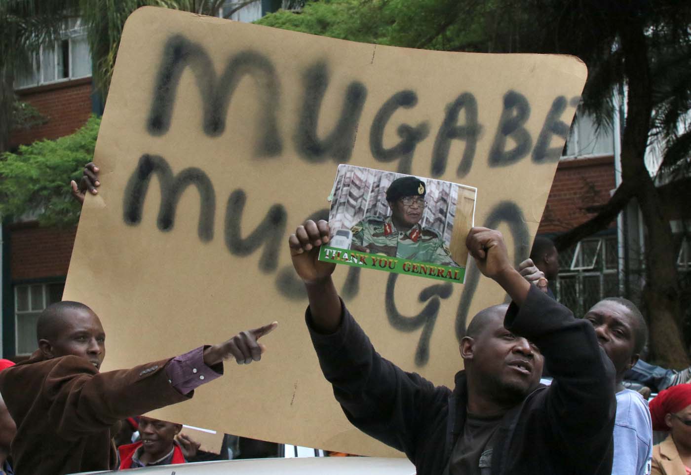 Partido de Mugabe se reúne el domingo para discutir el cese del presidente